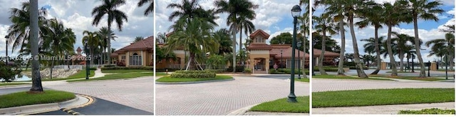 view of property's community featuring curved driveway