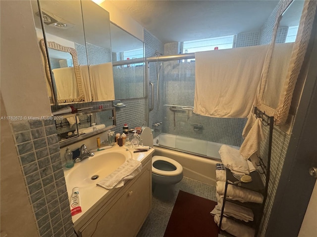 full bath with vanity, toilet, tasteful backsplash, and enclosed tub / shower combo