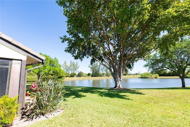 view of yard featuring a water view