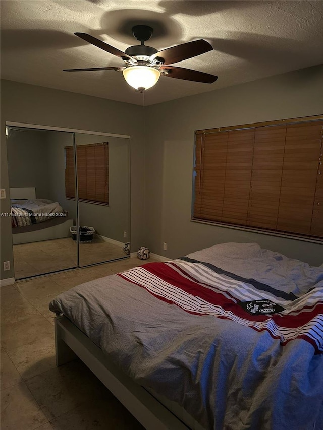 bedroom featuring a closet, a textured ceiling, and ceiling fan