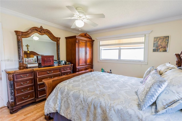 bedroom with crown molding, light wood-type flooring, and ceiling fan