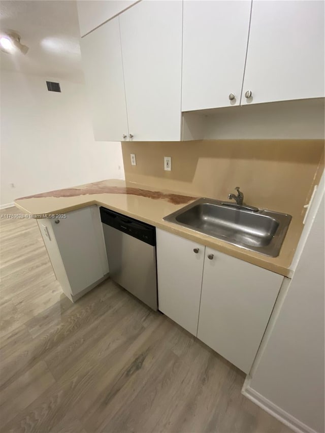3231 Sabal Palm Mnr Unit 101, Davie, FL 33024 - kitchen with stainless steel dishwasher, light wood finished floors, white cabinets, and a peninsula