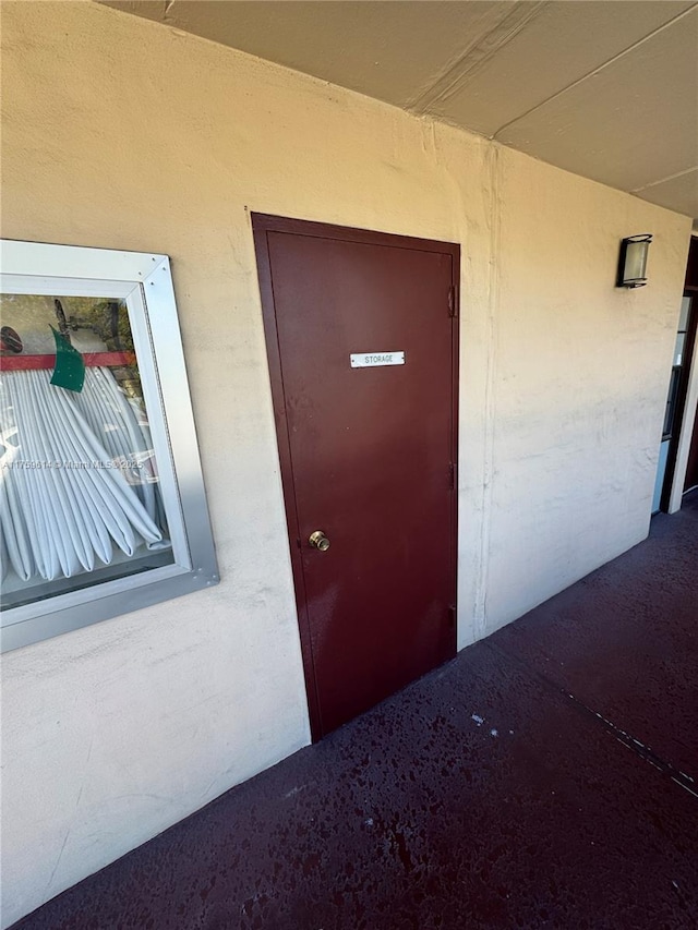 view of exterior entry with stucco siding