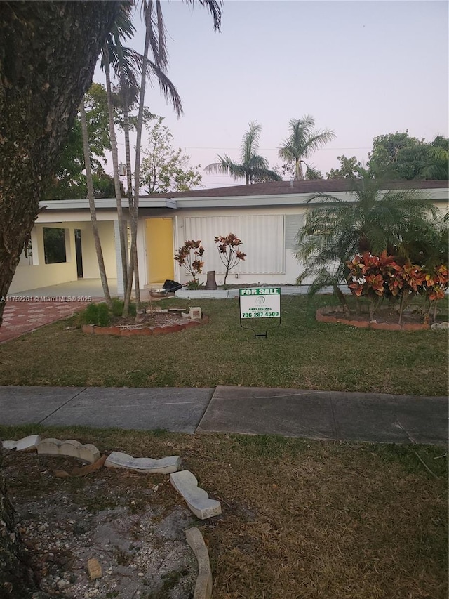 view of front of property featuring a yard