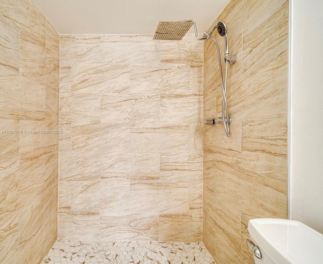 full bathroom featuring tiled shower