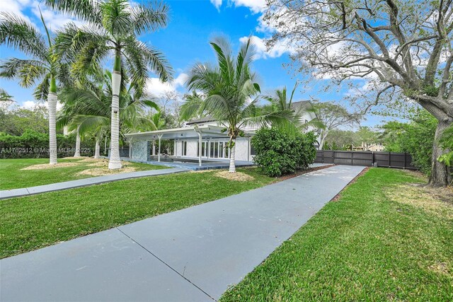view of front facade featuring fence and a front lawn