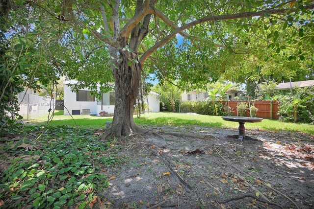 2261 SW 26th St, Miami, FL 33133 - view of yard