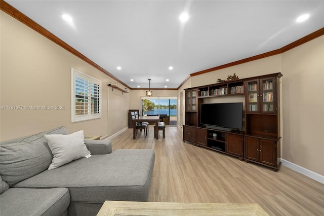 living room with recessed lighting, baseboards, light wood finished floors, and ornamental molding