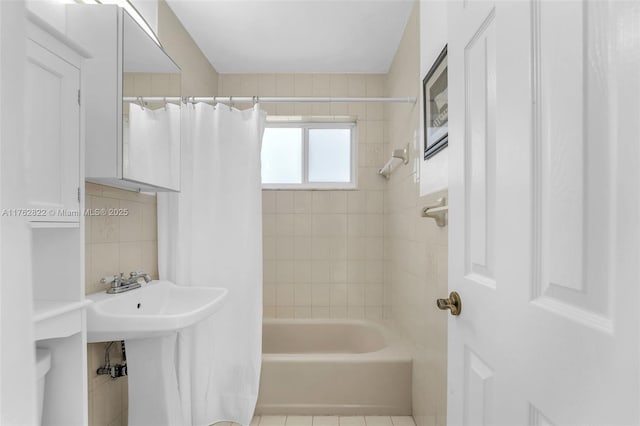 bathroom featuring shower / bath combo with shower curtain