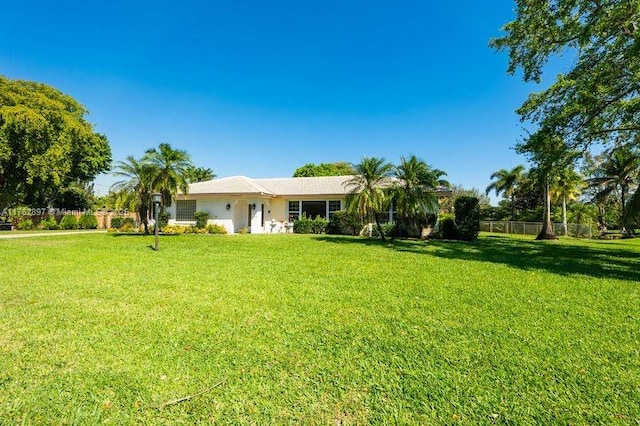 view of front of home featuring a front yard and fence