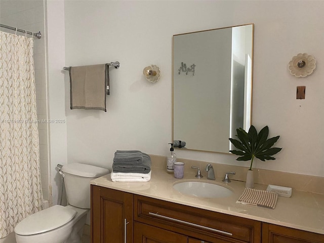 full bathroom featuring a shower with shower curtain, toilet, and vanity