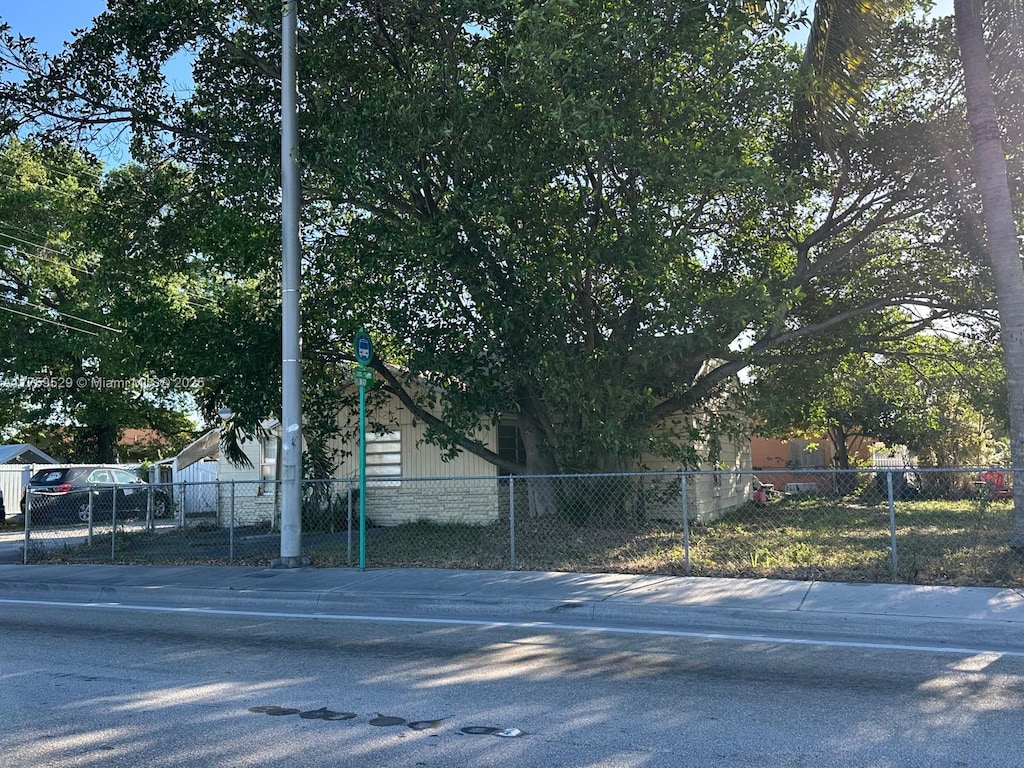 view of front of house featuring a fenced front yard