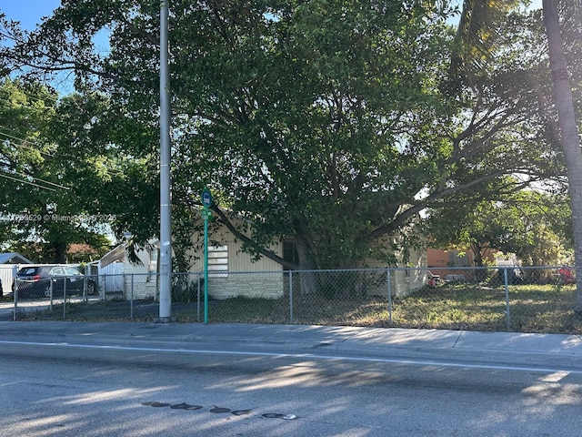 view of front of house featuring a fenced front yard