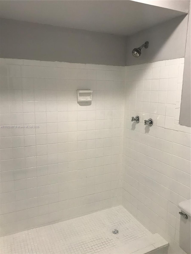 bathroom featuring tiled shower