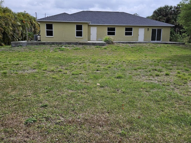 back of house featuring a lawn