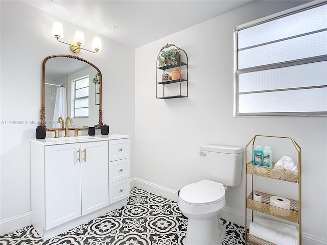 full bath with tile patterned floors, toilet, a shower with shower curtain, baseboards, and vanity