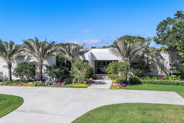 view of front of property with stucco siding and a front yard