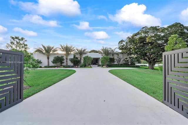 view of front of home featuring a front lawn