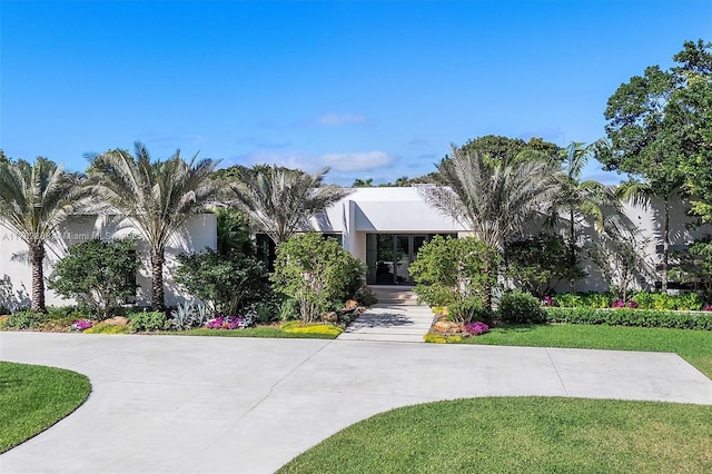 view of front of home with a front lawn