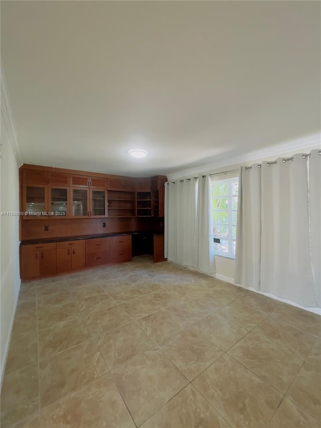 unfurnished room featuring light tile patterned floors