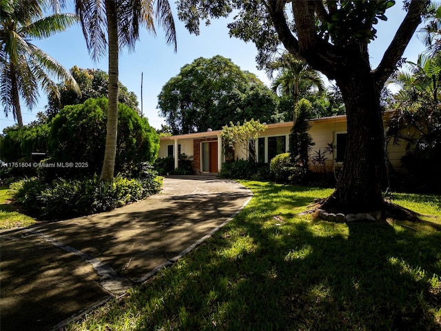 view of front of property with a front yard