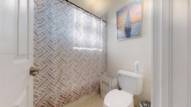 full bath with tile patterned flooring, toilet, and a shower with curtain