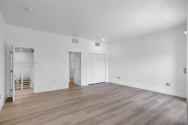 unfurnished bedroom featuring recessed lighting, visible vents, light wood-style flooring, and baseboards