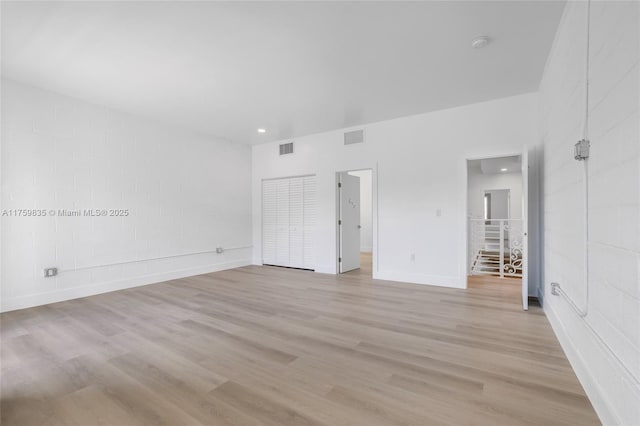 spare room with visible vents, recessed lighting, light wood-type flooring, and baseboards