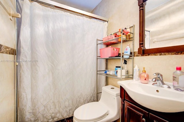 full bath with toilet, a shower with shower curtain, tile walls, decorative backsplash, and vanity