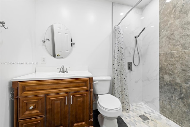 full bath featuring a shower with curtain, vanity, and toilet