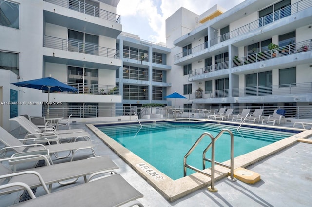 view of swimming pool