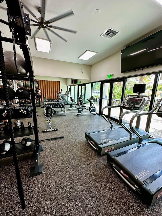 exercise room featuring visible vents and ceiling fan