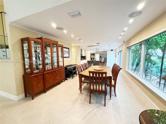 dining space with visible vents, recessed lighting, and baseboards