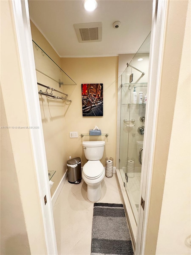 full bath with a shower stall, toilet, baseboards, and visible vents