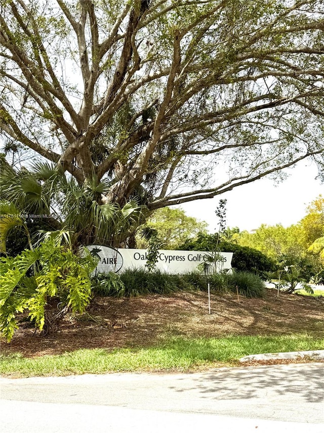 view of community / neighborhood sign