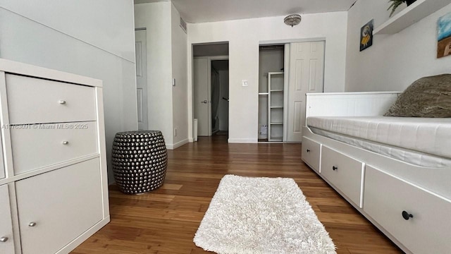 sitting room with visible vents, light wood-type flooring, and baseboards