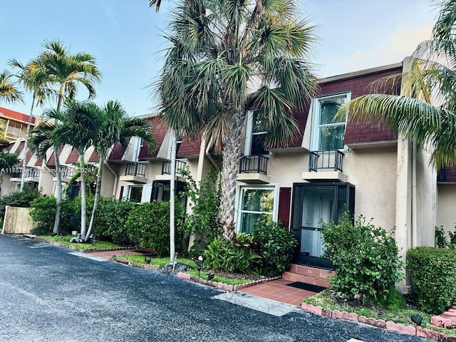 multi unit property featuring stucco siding and a balcony