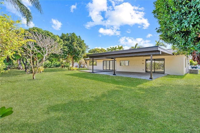 view of yard featuring a patio area