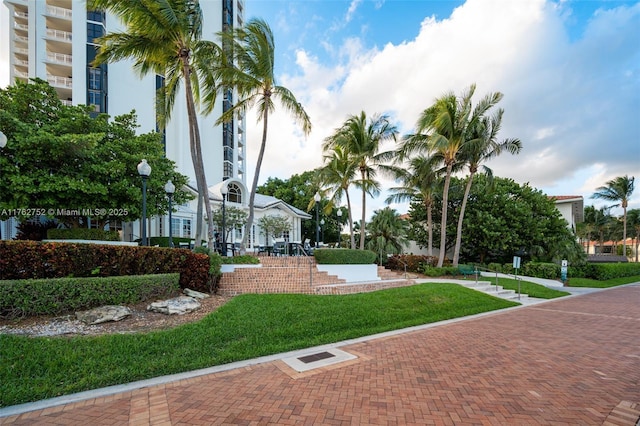 view of property's community featuring a lawn