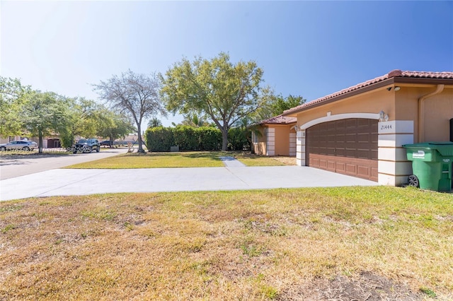 view of yard featuring a garage and driveway