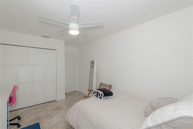 bedroom featuring visible vents, baseboards, a closet, and ceiling fan