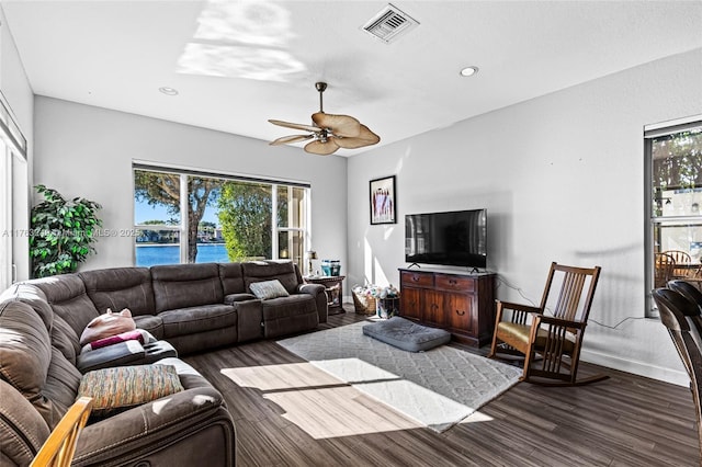 living area featuring visible vents, wood finished floors, recessed lighting, baseboards, and ceiling fan