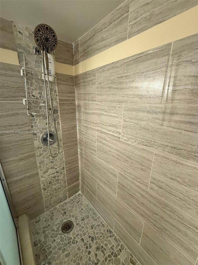 full bathroom featuring tiled shower