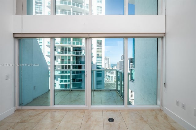 41 SE 5th St Unit 1815, Miami, FL 33131 - tiled spare room featuring baseboards and a view of city