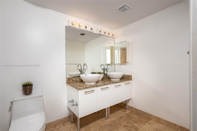 41 SE 5th St Unit 1815, Miami, FL 33131 - full bath featuring toilet, baseboards, and double vanity