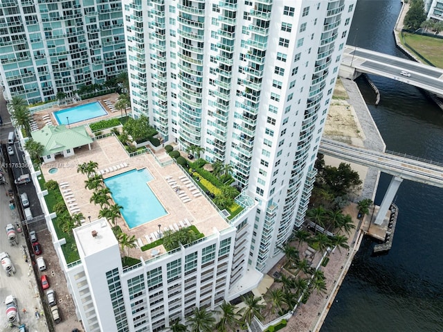 41 SE 5th St Unit 1815, Miami, FL 33131 - bird's eye view of a pool area, a nearby body of water, and apartment complex