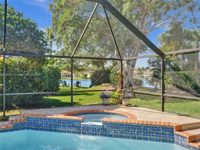 view of pool featuring a water view, a lawn, an in ground hot tub, and a lanai