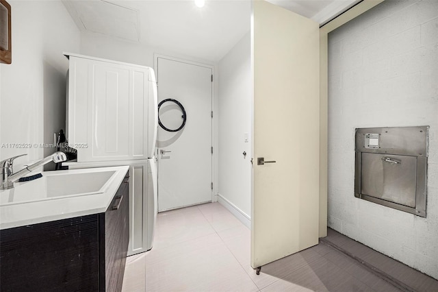 laundry room featuring a sink and concrete block wall