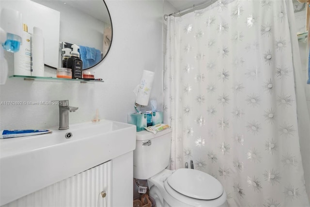 bathroom with a shower with curtain, toilet, and vanity