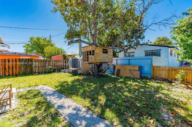 view of yard featuring a fenced backyard and an outdoor structure